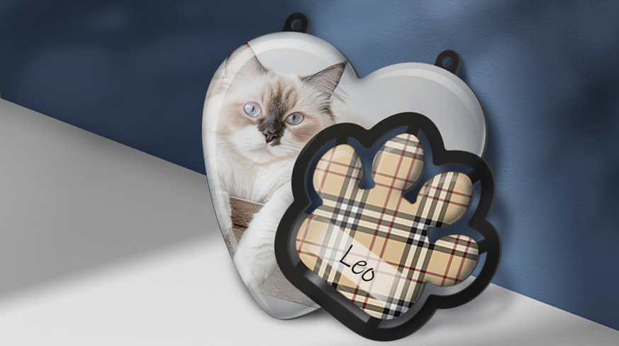 Etiqueta de foto de gato en forma de corazón con una etiqueta de pata a cuadros etiquetada como “Leo”. Adorno personalizado para mascotas sobre fondo azul.