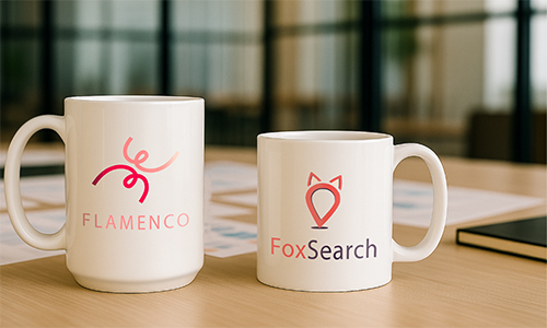 Twee bedrukte bekers: Flamenco met abstract rood-roze logo, FoxSearch met rood vos-hoofdontwerp