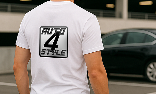 Person iført personlig hvid “AUTO 4 STYLE” T-shirt med iøjnefaldende logo — står i parkeringshus nær sort bil.