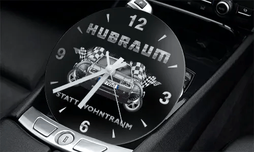 Rennsport-Uhr in der Mittelkonsole mit zwei Autos, Zielflaggen und Schriftzug HUBRAUM STATT WOHNTRAUM