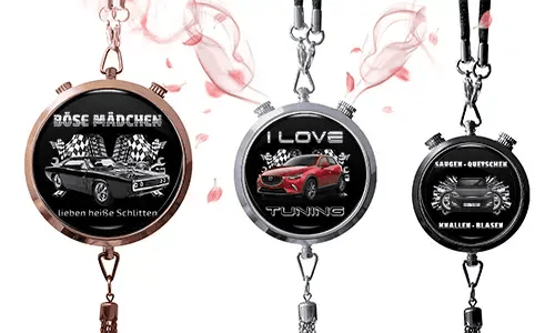 Drei runde Anhänger mit Auto-Themen auf schwarzen Hintergründen. Links: Oldtimer mit deutschem Text und Schachbrettflaggen. Mitte: rotes SUV, „I Love Tuning.“ Rechts: blaues Auto mit Schachbrettflaggen und deutschem Text. Pinke Blumenakzente rundherum.