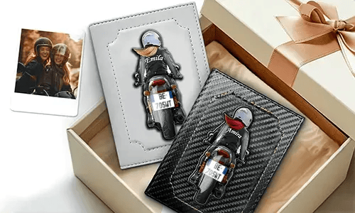 Personalisierter Dokumentenhalter für Motorrad mit Namen und Kennzeichen - ein tolles Geschenk für deine Schwester.