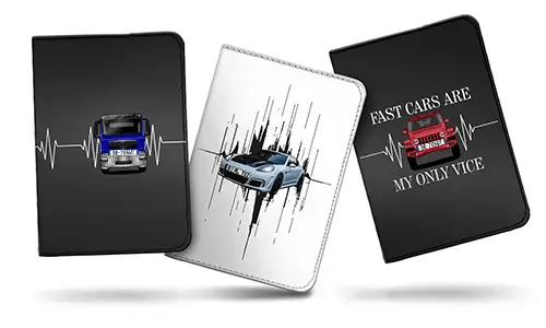 Trzy okładki na notatnik samochodowy obok siebie: Niebiesko-srebrny samochód ze impulsem serca, Niebieski sportowy samochód z liniami ruchu, Czerwony samochód z cytatem FAST CARS