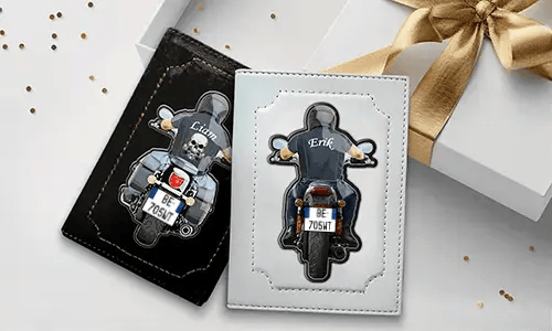 Obal na doklady o registraci vozidla pro motocykl s tátovým jménem a registračním číslem.