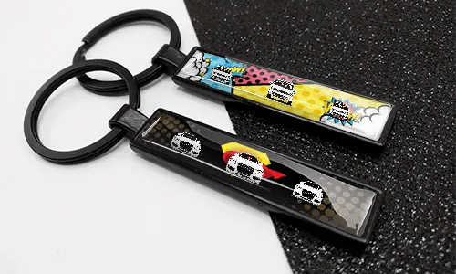 Nyckelringar i seriestil med nummerplåt, färgglada designer och bilillustrationer