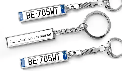 Metalen sleutelhangers in zakelijke stijl met aangepaste kentekenplaattekst en gegraveerd berichtdesign