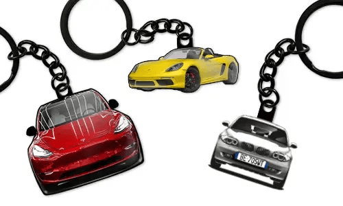Llaveros de coche personalizados con un sedán rojo, un descapotable deportivo amarillo y un sedán azul, diseñados como accesorios y regalos de coche personalizados