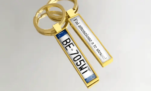 Porte-clés en métal doré avec plaque d’immatriculation personnalisée et texte gravé