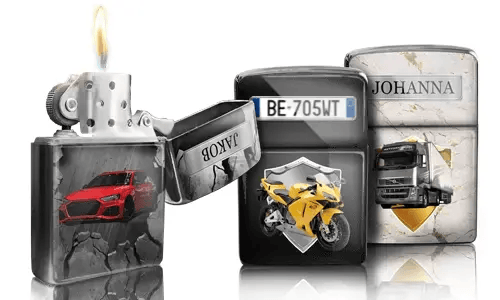 Drei metallische Feuerzeuge mit individuellen Designs: ein rotes Auto, ein gelbes Motorrad mit Kennzeichen und ein LKW mit der Aufschrift „JOHANNA“. Ein Feuerzeug ist geöffnet und die Flamme brennt.