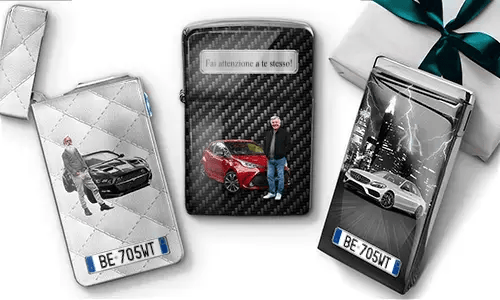 Drei personalisierte Feuerzeuge zeigen Bilder von Autos mit Menschen, Kennzeichen-Designs und eine Botschaft mit der Aufschrift „HAB DICH LIEB, OPA!“. Daneben liegt ein eingepacktes Geschenk.