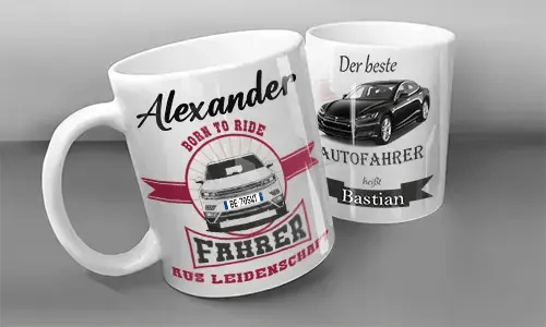 Zwei weiße Tassen mit personalisierten Auto-Motiven: links mit silbernem Fahrzeug und deutschem Text für Alexander, rechts mit weißem Fahrzeug und markanter Schrift für Bastian