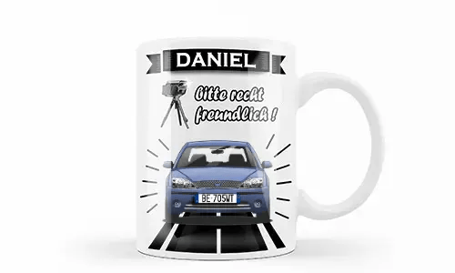 Weiße Tasse mit silbernem Auto und Blitzer-Grafik, Name Daniel und humorvollem deutschen Text