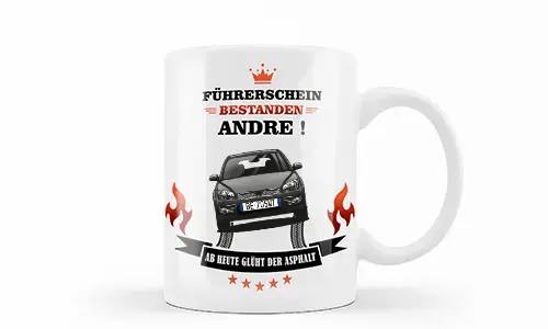 Weiße Tasse mit silbernem Auto, Flammen und Reifenspuren, deutscher Glückwunschtext zur Führerscheinprüfung für Andre