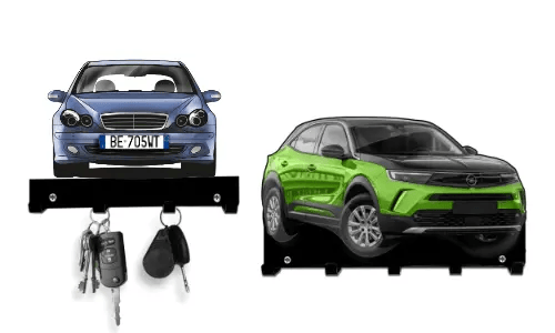 Zwei schlüsselförmige Halter in Autoform: roter Sedan und grün-schwarzer SUV, beide mit Haken für Schlüssel