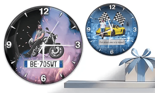 Zwei Wanduhren mit männlichen Figuren und Fahrzeugen: links mit Motorrad und Flammenmotiv, rechts mit gelbem Sportwagen und Rennflaggen
