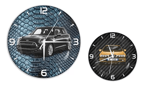 Zwei Wanduhren mit Autoillustrationen: links mit schwarzem Auto auf blauer Reptilstruktur, rechts mit blauem Auto auf Carbon-Hintergrund