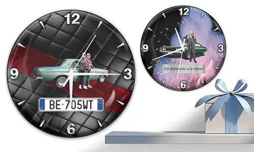 Zwei Wanduhren mit Oldtimern und Figuren: links mit türkisfarbenem Auto und gestepptem Hintergrund, rechts mit grünem Auto und feurigem Kosmosmotiv