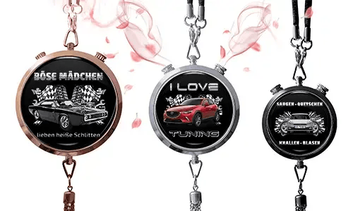 Drei runde Anhänger mit Auto-Themen auf schwarzen Hintergründen. Links: Oldtimer mit deutschem Text und Schachbrettflaggen. Mitte: rotes SUV, „I Love Tuning.“ Rechts: blaues Auto mit Schachbrettflaggen und deutschem Text. Pinke Blumenakzente rundherum.
