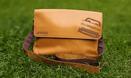 damen und herrren leder umhängetasche auf dem Gras Umhängetaschen Damen Berlin