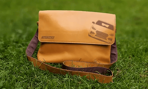 damen und herrren leder umhängetasche auf dem Gras Umhängetaschen Damen Berlin