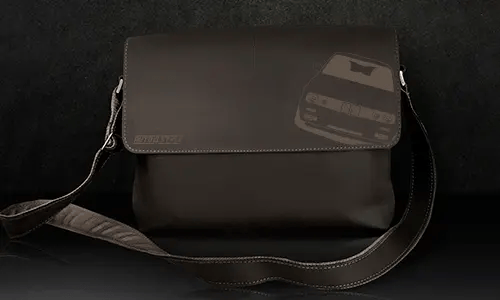 schwarze ledertasche auf schwarzem Hintergrund tasche schwarz leder