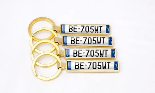 Porte-clés dorés style plaque d’immatriculation avec numéros personnalisés arrangés