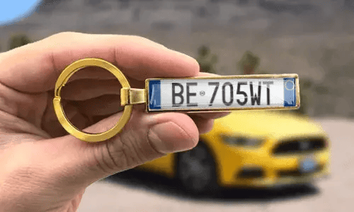 Goldener Schlüsselanhänger mit eingravierten Kennzeichen-Zahlen