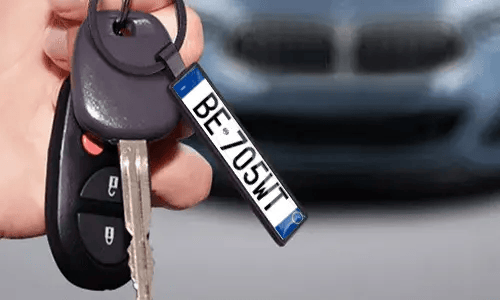 Llavero negro de placa de matrícula cuelga de las llaves del coche para uso diario
