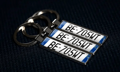 Gepersonaliseerde sleutelhangers met kentekenplaat, eigen nummers en metalen afwerking