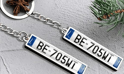 Metallnyckelring med registreringsskylt och flaggdetalj