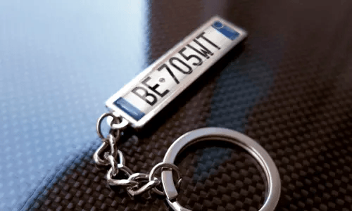 Porte-clés en métal avec pendentif au design de drapeau et anneau chromé
