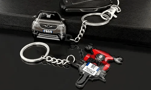 Sleutelhangers in de vorm van een auto en motor met gedetailleerde voertuigontwerpen