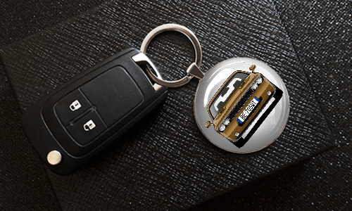 schlüsselanhänger personalisiert mit Autoschlüssel auf dem Tisch personalisierter schlüsselanhänger