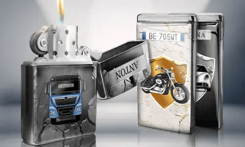 Geöffnetes Metallfeuerzeug mit blauem LKW-Design, Flamme brennt. Dahinter stehen zwei geschlossene Feuerzeuge mit Motiven: ein Motorrad und ein Auto mit Kennzeichen.