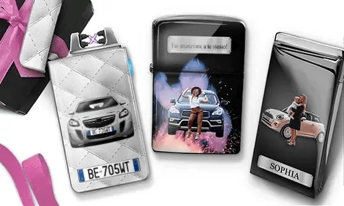 Stilvolle Feuerzeuge mit Frauen, die mit Luxusautos posieren. Auf einem steht „Beste Mama“, auf einem anderen „Beste Mama der Welt“, arrangiert vor einem geschenkähnlichen Hintergrund.