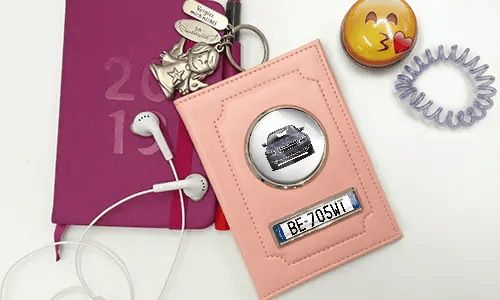 tasche für fahrzeugpapiere auf dem Tisch neben Nitizbuch tasche fahrzeugpapiere