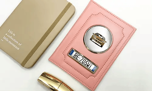 tasche für fahrzeugpapiere auf dem Tisch tasche für fahrzeugschein