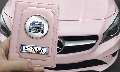 tasche für fahrzeugpapiere in der Hand mit rosa Wagen schutzhülle für fahrzeugschein