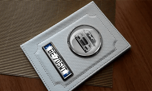 hülle für kfz schein mit Autosilhoette und Kennzeichen auf dem Tisch etui für führerschein etui für führerschein