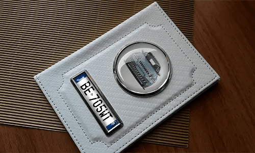 hülle für kfz schein mit Autosilhoette und Kennzeichen auf dem Tisch etui für führerschein etui für führerschein