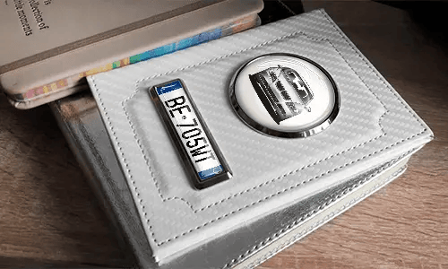 hülle für kfz schein mit blaue Autosilhoette und Kennzeichen auf dem Notizbuch etui für fahrzeugschein