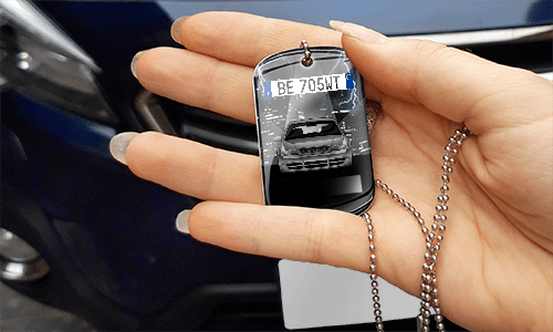 dog tags selbst gestalten mit blauen Wagen in der Hand erkennungsmarke mit gravur