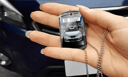dog tags selbst gestalten mit blauen Wagen in der Hand erkennungsmarke mit gravur