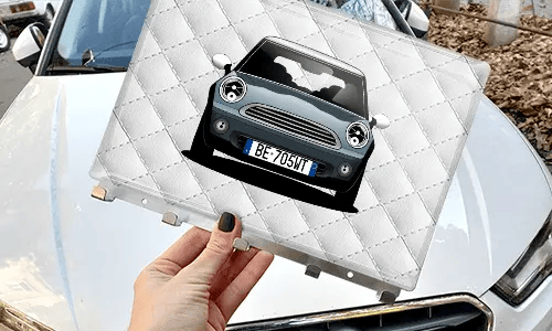 schlüsselbrett personalisiert mit Weißleder Hintergrund in der Hand personalisiertes schlüsselbrett