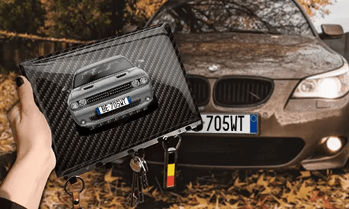 schlüsselbrett personalisiert mit Carbon Hintergrund in der Hand individuelles Schlüsselbrett