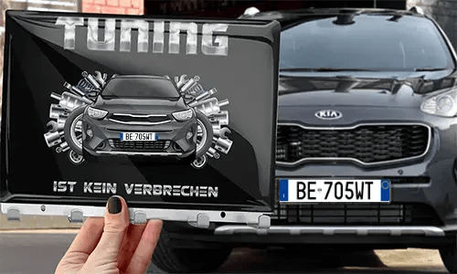 schlüsselbrett design in der Hand mit dem Wagen auf dem Hintergrund schlüsselbrett auto design