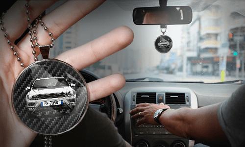 Innenspiegelanhänger in der Hand im Auto auto innenspiegel anhänger