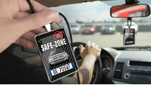 Auto-Safezone-Anhänger mit Carbon Hintergrund in der Hand Auto-Schutzraum-Anhänger
