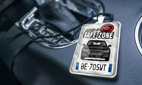 Auto-Safezone-Anhänger mit Weiß Leder Hintergrund im Wagen Auto-Safezone-Anhänger