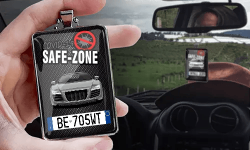 Auto-Safezone-Anhänger mit Carbon Hintergrund und Metallkette in der Hand Safezone-Anhänger